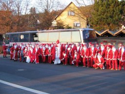 100 Weihnachtsmänner